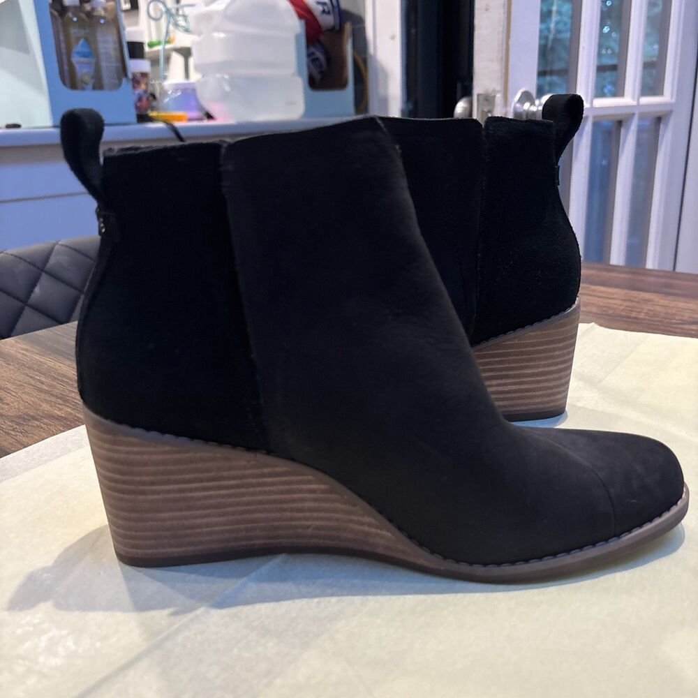 Toms Women's Black Leather Wedge Boots Size 7.5 NWOT